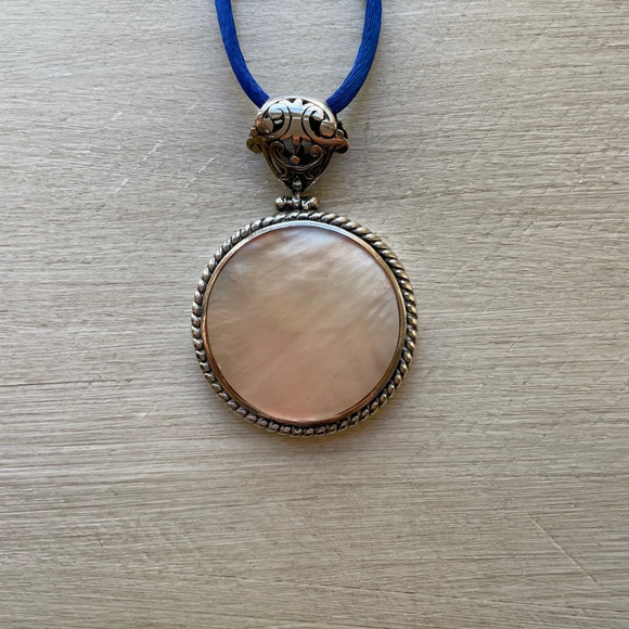 Stunning Vintage ExEx Pink Mother of Pearl Round - Picture 1 of 3